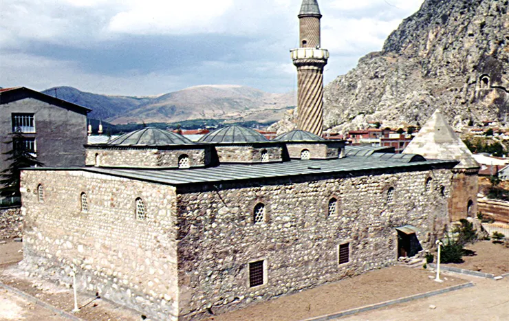 Burmalı Minare Cami