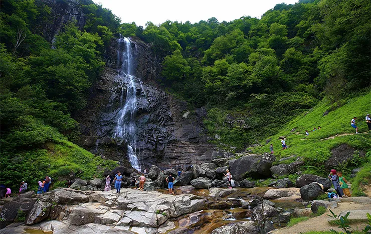 Mençuna Şelalesi