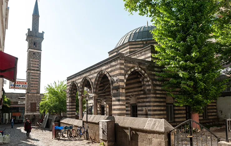 Dört Ayaklı Minare