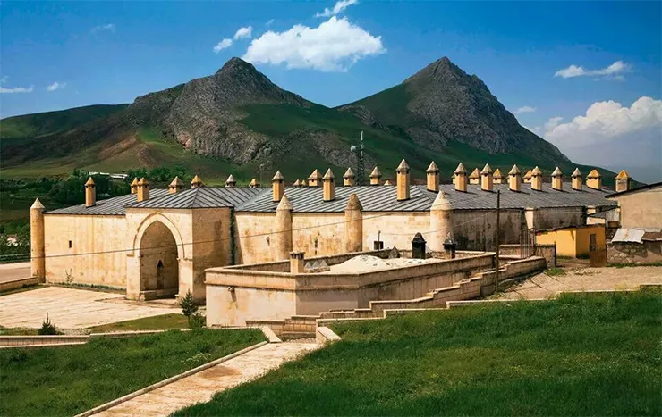 Mama Hatun Kervansarayı