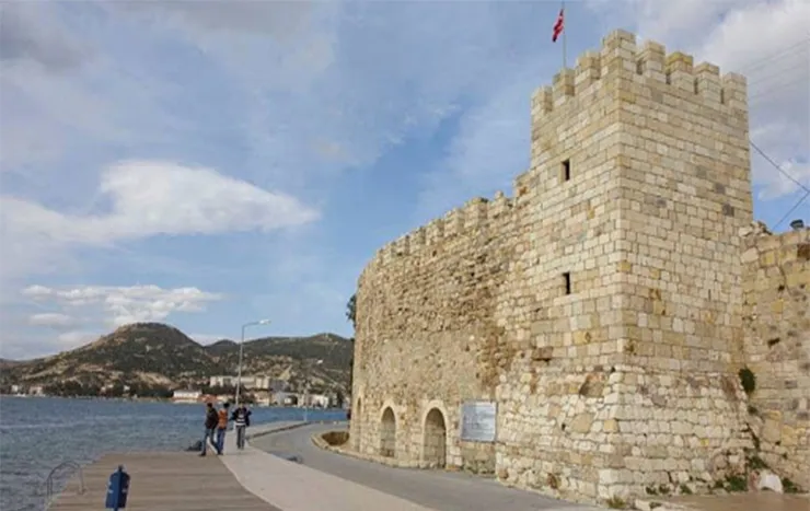 Foça Beş Kapılar Kalesi