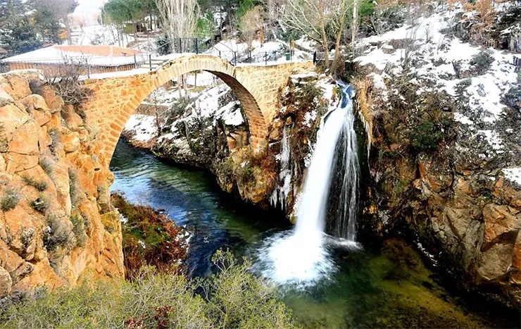 Clandras Köprüsü ve Şelalesi