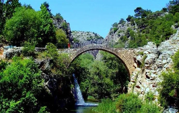 Clandras Köprüsü ve Şelalesi