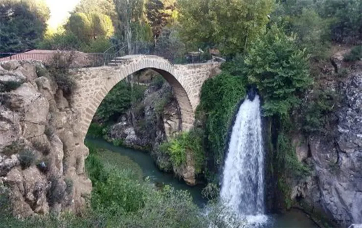 Clandras Köprüsü ve Şelalesi