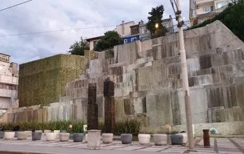 Yüzen Taşlar Heykeli